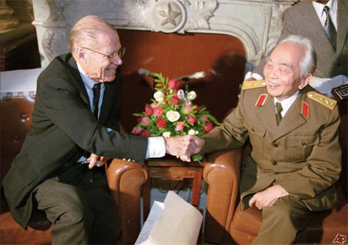 Ngày 23 tháng 6 năm 1995, Đại tướng Võ Nguyên Giáp gặp cựu Bộ trưởng Quốc phòng Mỹ Robert McNamara
